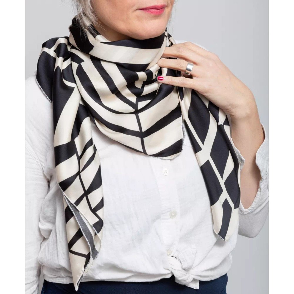 Foulard Lines - Porté en triangle autour du cou