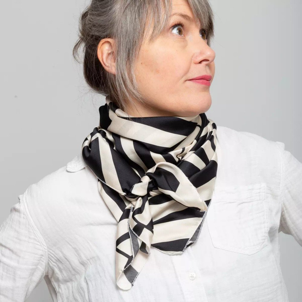 Foulard Lines - Porté noué autour du cou