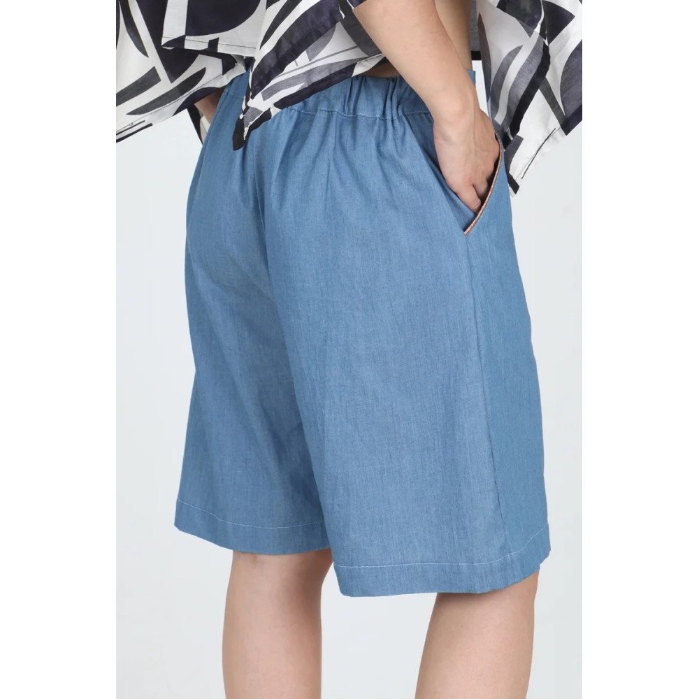 Bermuda Diane en chambray bleu, dos élastiqué et coupe évasée.