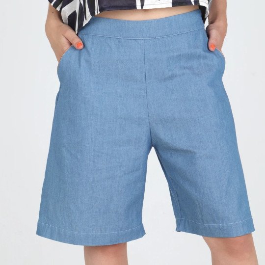 Bermuda femme en chambray bleu Diane, vue de face.
