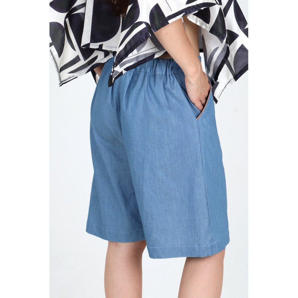 Bermuda Diane en chambray bleu, dos élastiqué et coupe évasée.