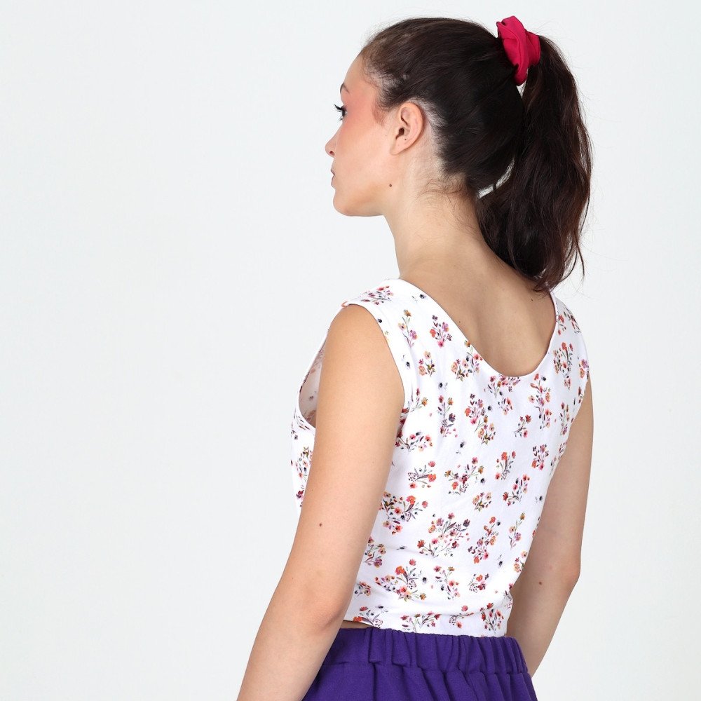 Dos du crop top fleuri Linda avec encolure arrondie.