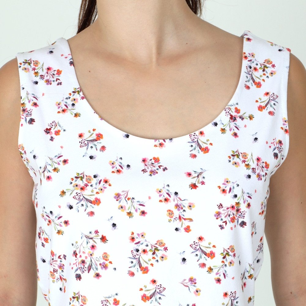 Détail du jersey blanc à petites fleurs du crop top Linda et de l'encolure devant.