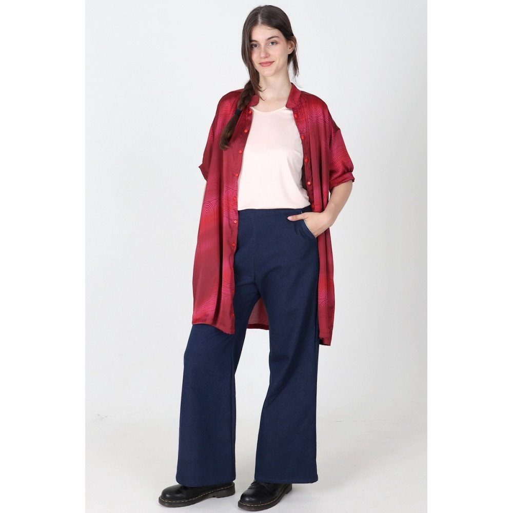 Robe-chemise Pulsica portée ouverte en surchemise sur le pantalon Georgia denim.