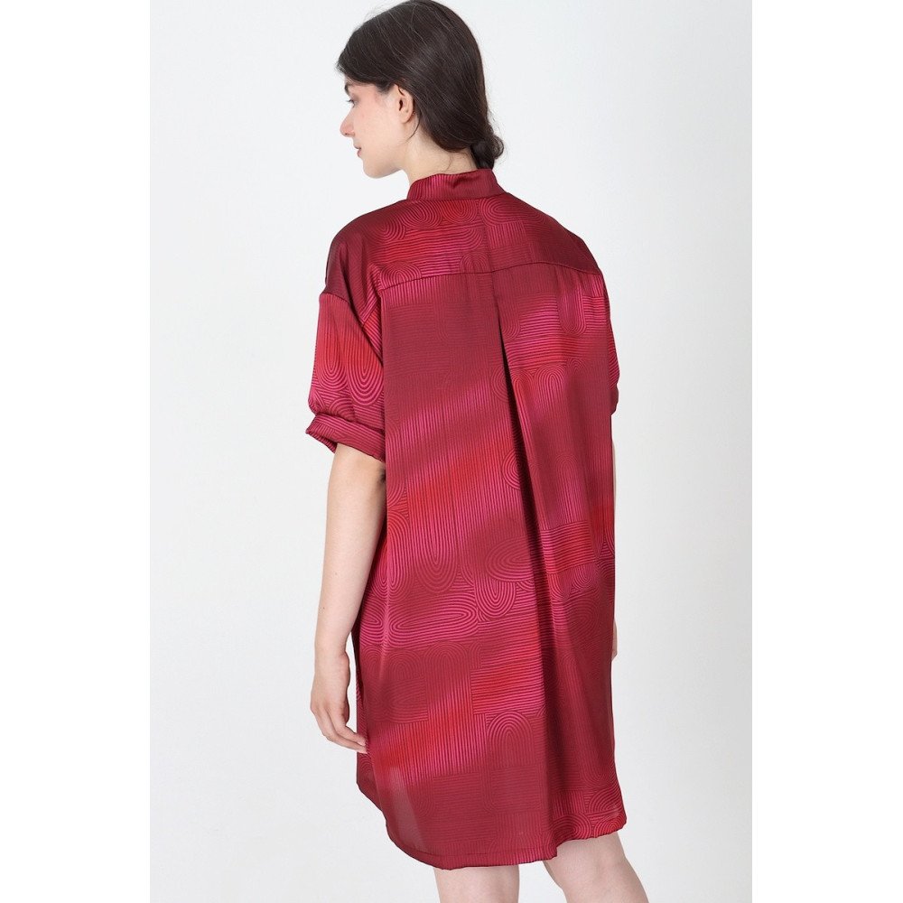 Vue de dos de la robe-chemise Pulsica avec pli plat.