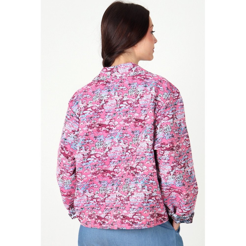 Dos de la veste courte Gabrielle en jacquard rose.
