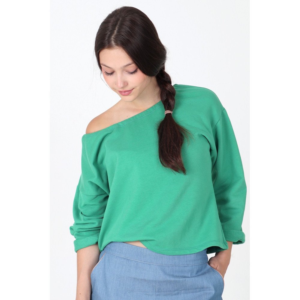 Sweat Billie vert porté avec une épaule dénudée, vue de face.