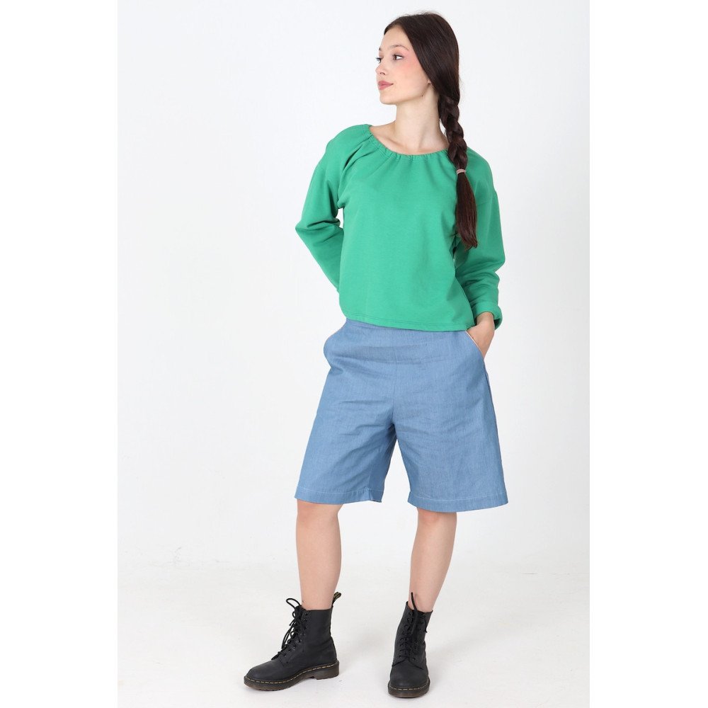 Sweat Billie vert prairie porté avec le bermuda Diane, vue en pied.