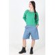 Sweat Billie vert prairie porté avec le bermuda Diane, vue en pied.