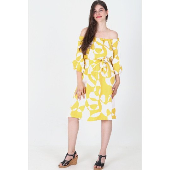 Robe babydoll jaune et blanche Divine portée ceinturée, vue en pied.