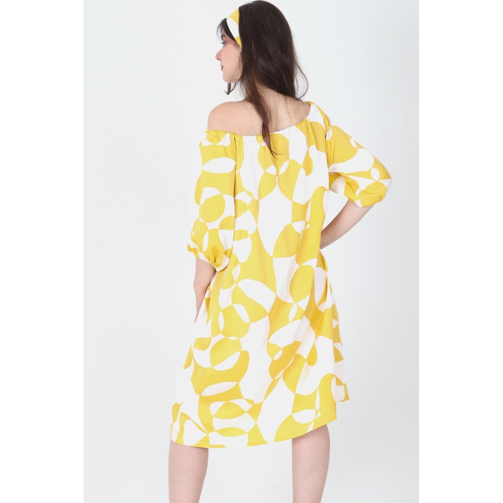 Dos de la robe Divine jaune et blanche portée sans ceinture.