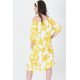 Dos de la robe Divine jaune et blanche portée sans ceinture.