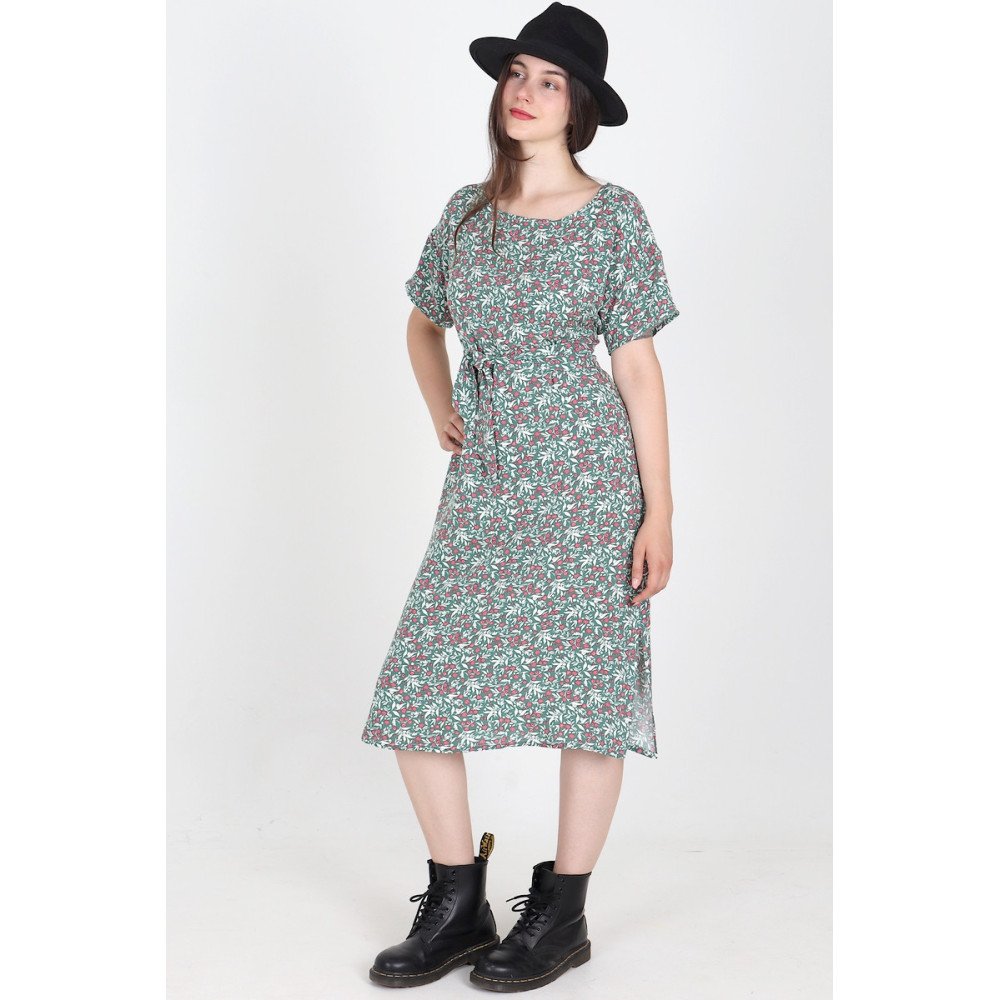 Robe fleurie verte Loretta portée de face, ceinturée à la taille.