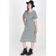 Robe fleurie verte Loretta portée de face, ceinturée à la taille.