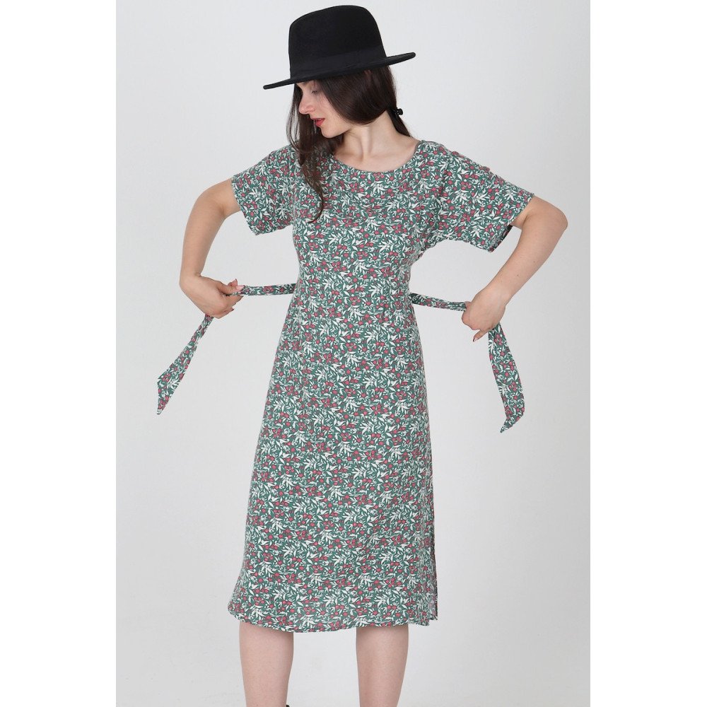 Robe Loretta avec bandes de ceinture intégrées ajustables, vue de face.