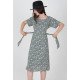 Robe Loretta avec bandes de ceinture intégrées ajustables, vue de face.
