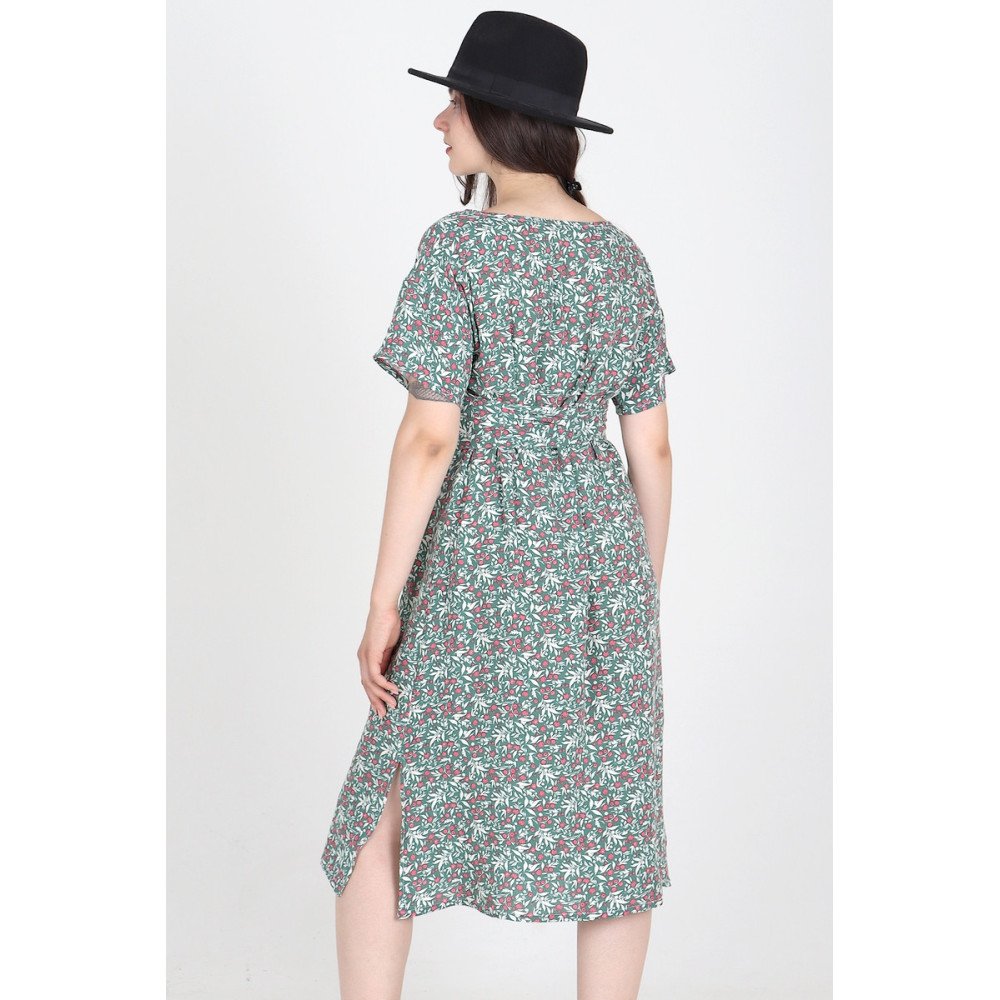 Dos de la robe Loretta fleurie verte avec ceinture nouée et fente latérale.