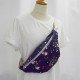 Sac banane Fanny Roseraie Marine à motif floral upcyclé porté en bandoulière sur un tee-shirt blanc