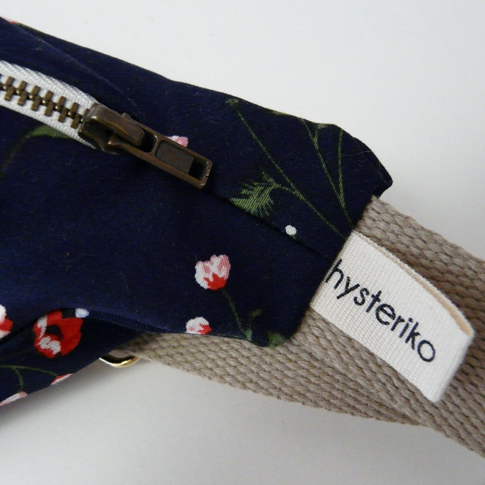 Sac banane Fanny Roseraie Marine à motif floral upcyclé détail zip étiquette