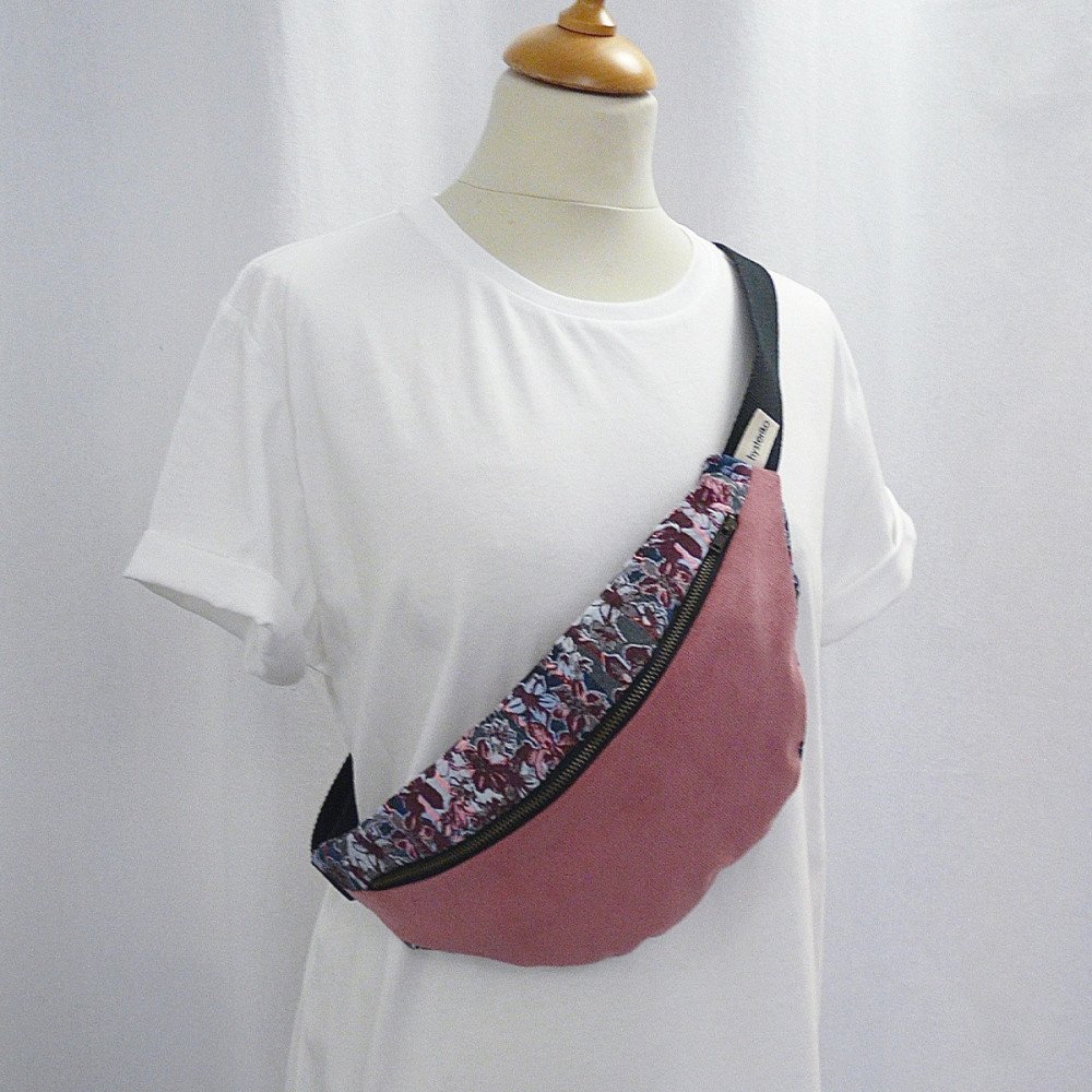 Banane Fanny Jacquard Rose portée en bandoulière sur un tee-shirt blanc