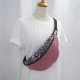 Banane Fanny Jacquard Rose portée en bandoulière sur un tee-shirt blanc