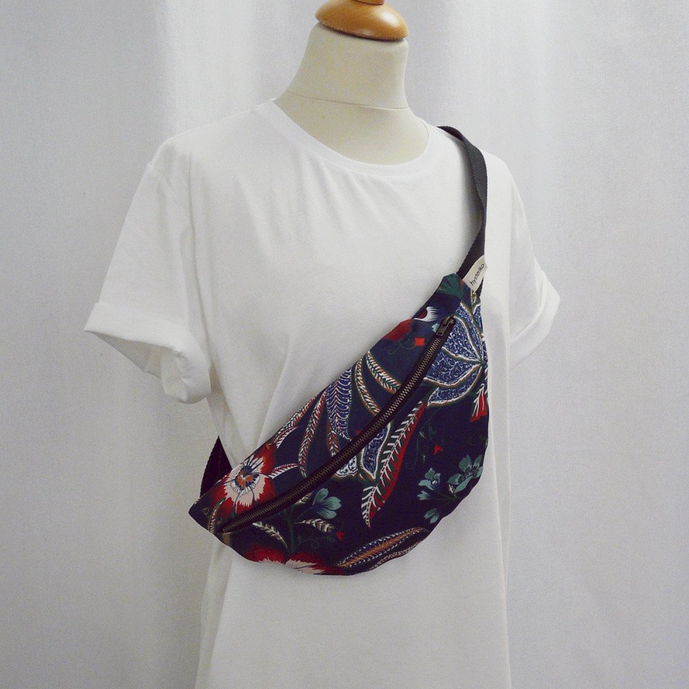 Sac banane femme Fanny Ottoman bleu à motif floral upcyclé porté en bandoulière sur un tee-shirt blanc