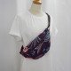 Sac banane femme Fanny Ottoman bleu à motif floral upcyclé porté en bandoulière sur un tee-shirt blanc