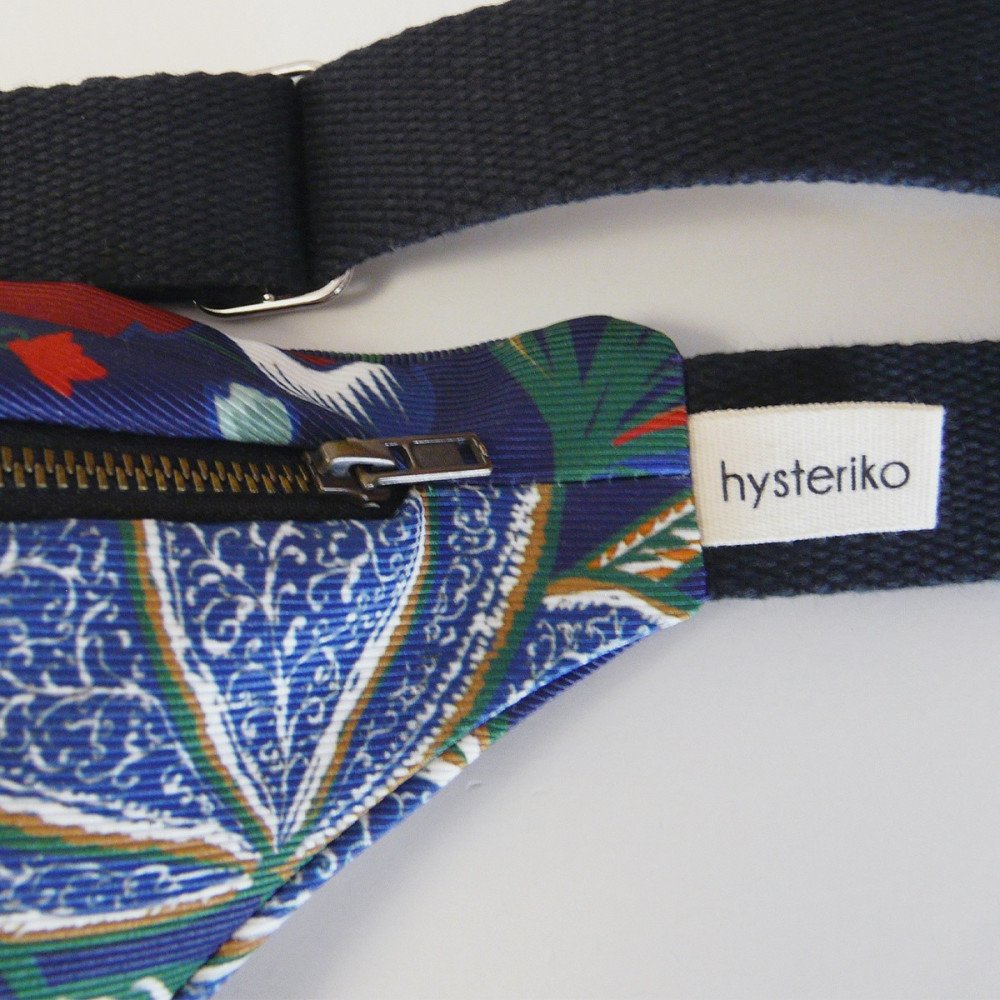 Sac banane femme Fanny Ottoman bleu à motif floral upcyclé détail zip étiquette