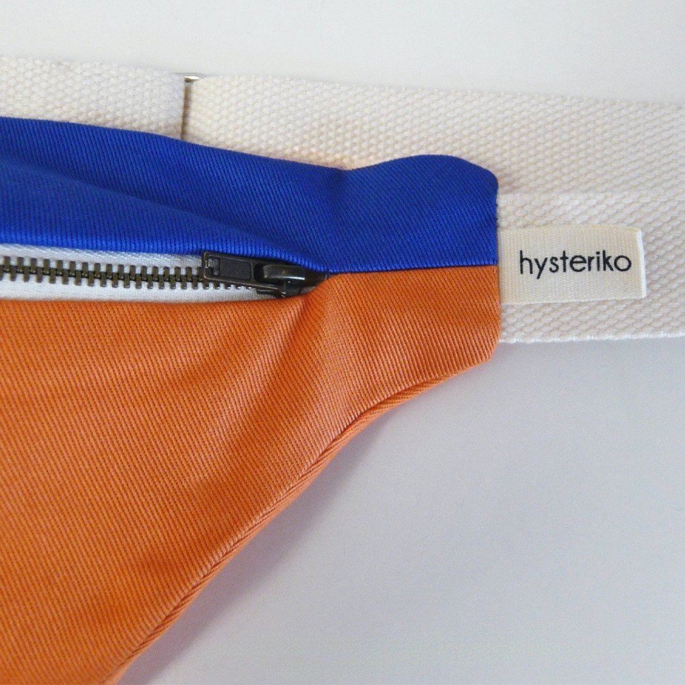 Détail du zip métallique et de l’étiquette hysteriko de la banane Damier
