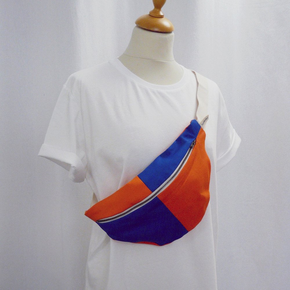 Banane Fanny Damier orange et bleu portée en bandoulière