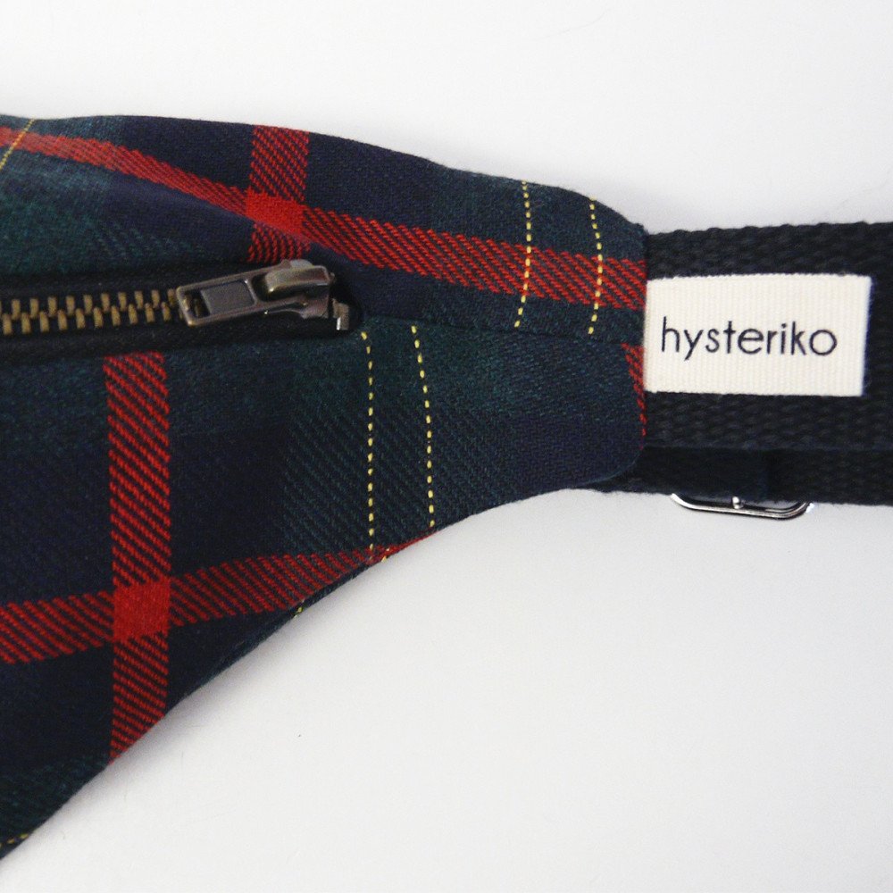 Détail du zip métallique et de l’étiquette hysteriko sur la banane Tartan