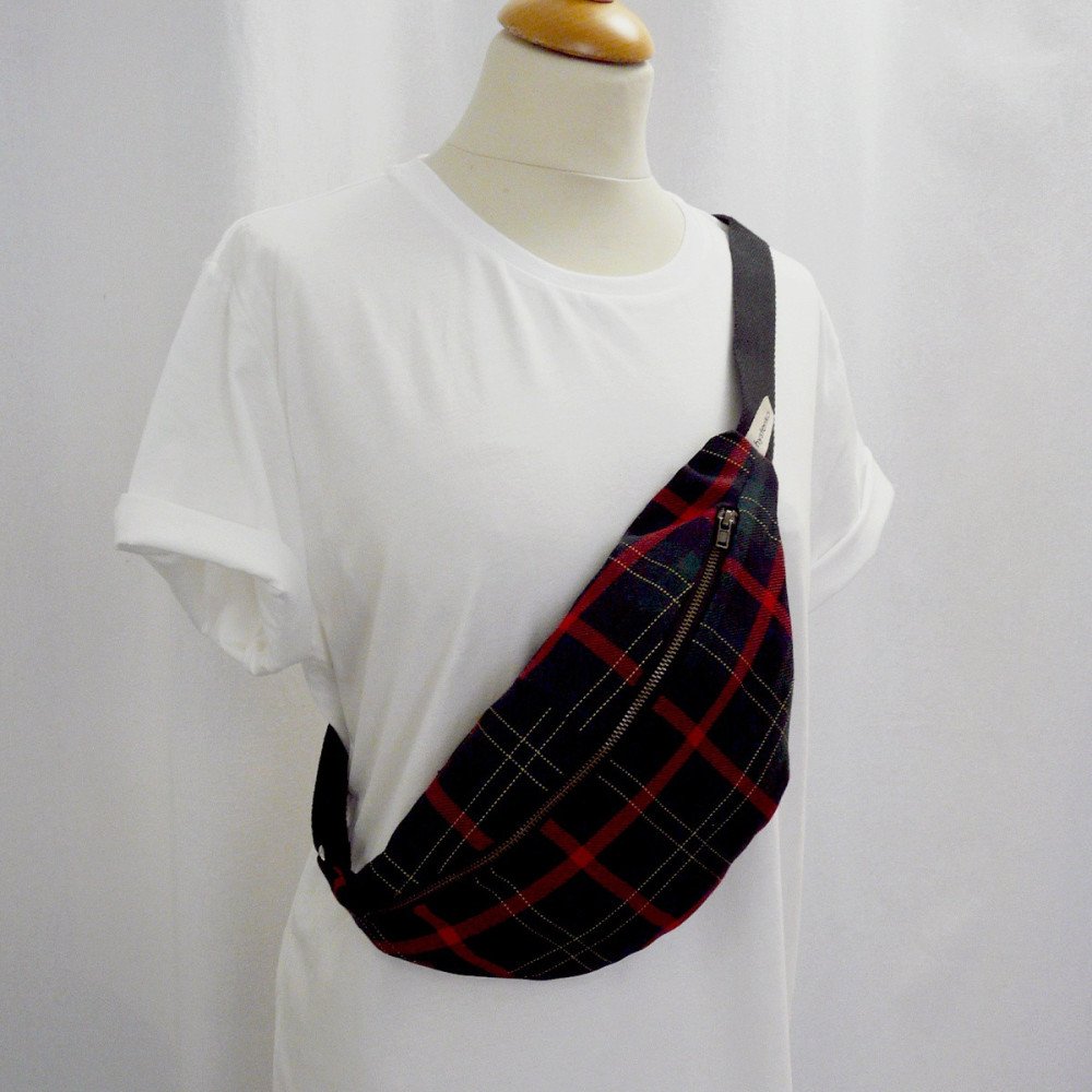 Banane Fanny Tartan portée en bandoulière sur un tee-shirt blanc