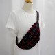 Banane Fanny Tartan portée en bandoulière sur un tee-shirt blanc