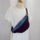 Banane Fanny Blue Velvet portée en bandoulière sur un tee-shirt blanc