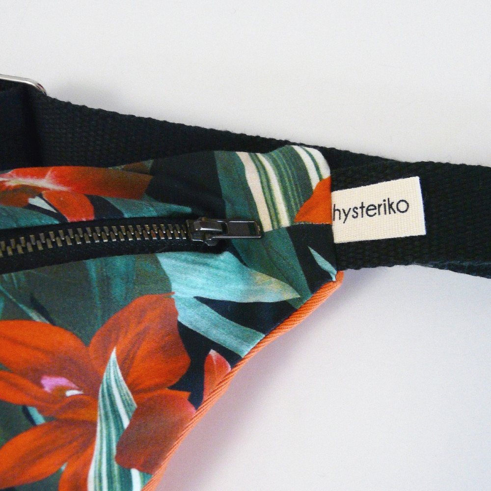 Détail du zip métallique et de l’étiquette hysteriko de la banane Jungle