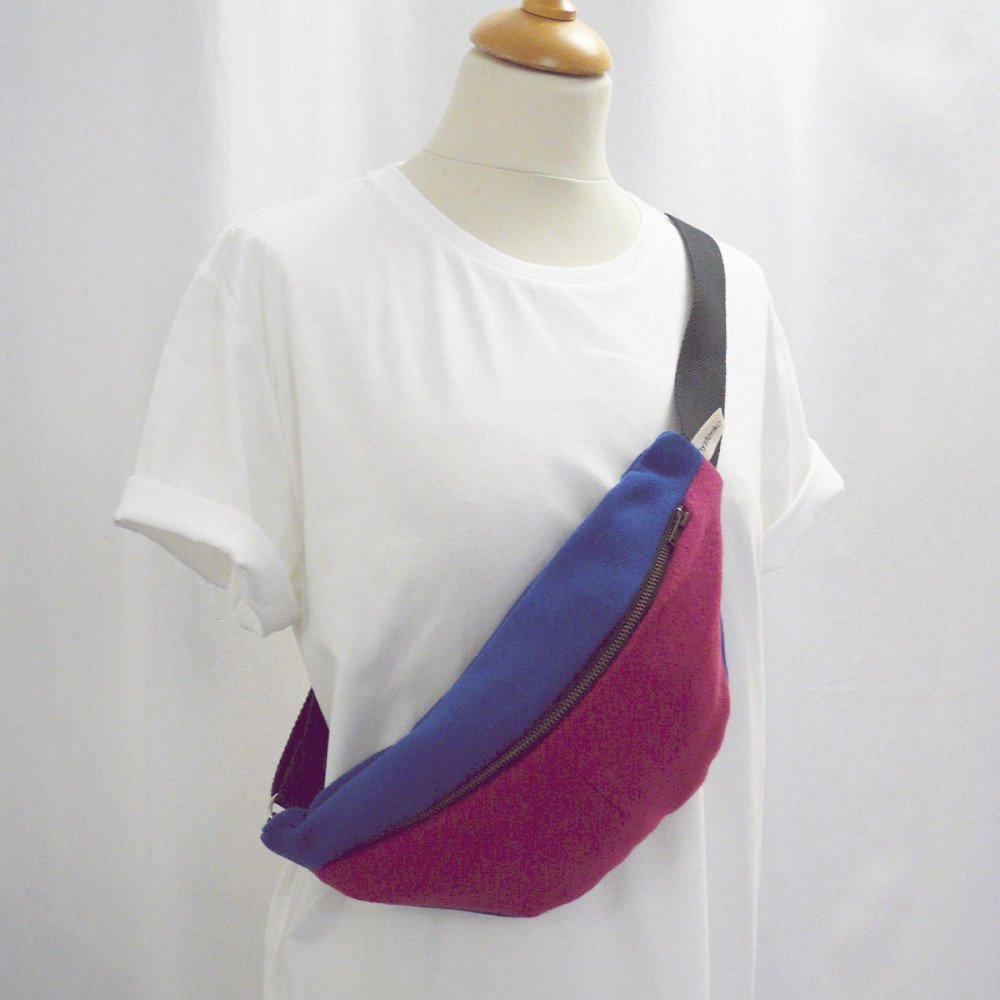 Banane Fanny Duo Électrique bleu et fuchsia portée en bandoulière