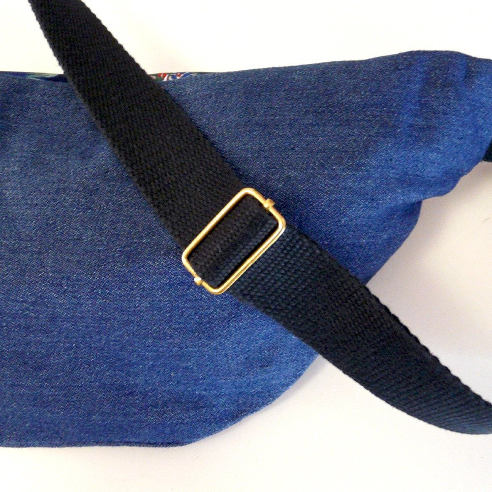 Dos en denim bleu marine et sangle noire réglable de la banane Fanny