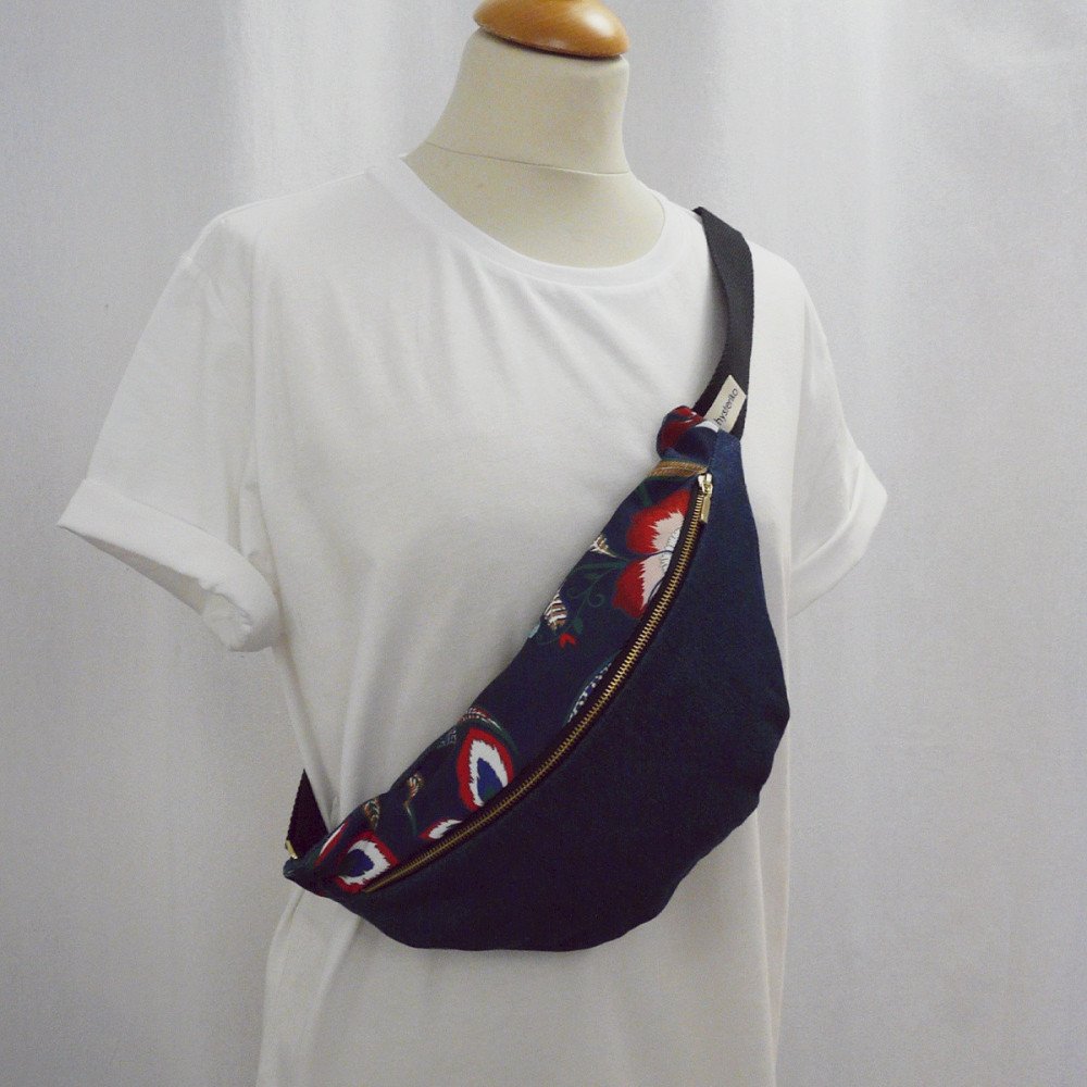 Banane Fanny Ottoman Denim portée en bandoulière sur un tee-shirt blanc