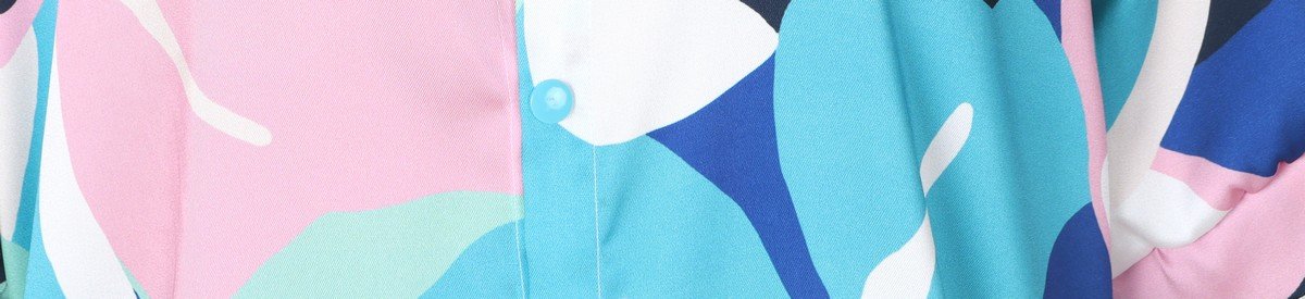 Détail d’un tissu coloré sélectionné pour une création Hysteriko  Pour la seconde, avec l’imprimé floral :