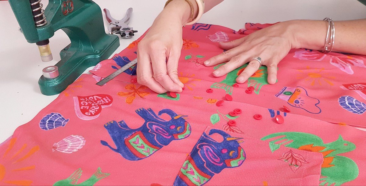 Pose de boutons pression sur une création Hysteriko dans l’atelier de Chambéry