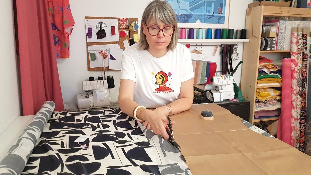 Priscille Portigliatti à la table de coupe dans l’atelier Hysteriko à Chambéry