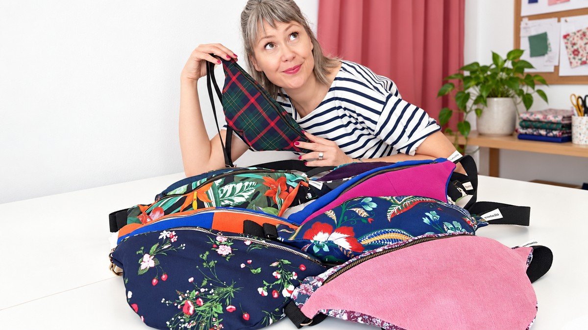 Priscille Portigliatti présentant des sacs banane colorés dans l’atelier Hysteriko à Chambéry