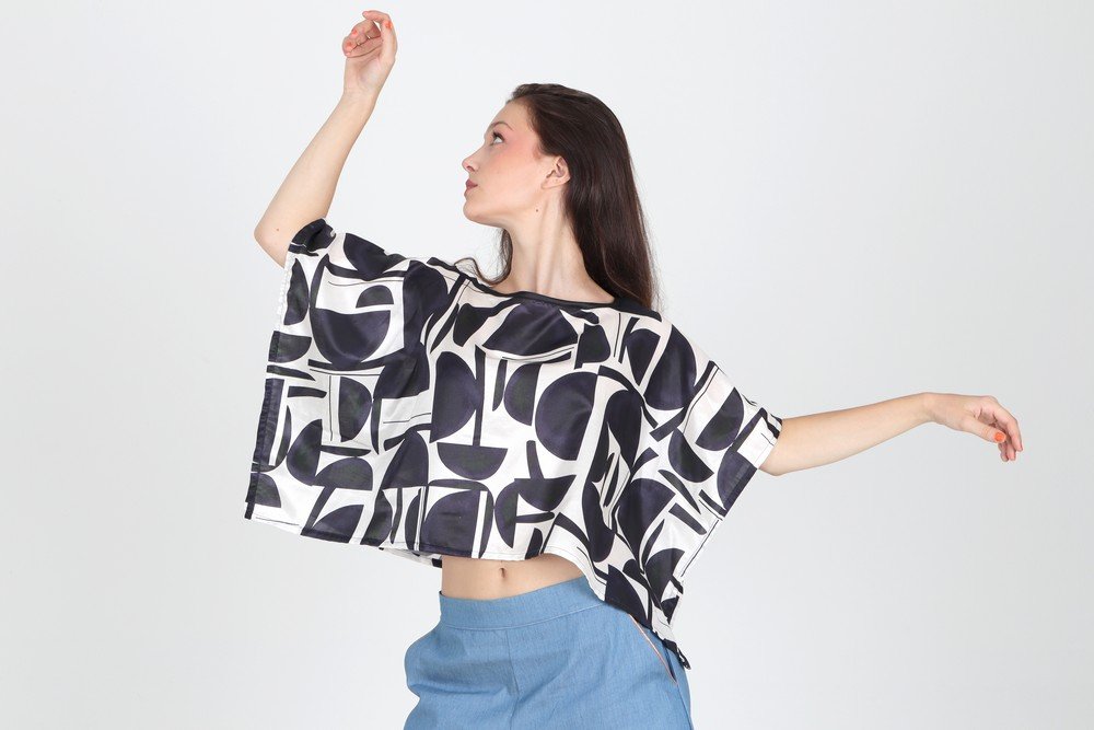 Tenue graphique Hysteriko avec top noir et blanc et short bleu